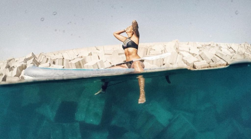 @mo_9o: Mónica tiene uno de esos perfiles en Instagram que da algo de envidia sana. Con el agua como principal protagonista, a esta tinerfeña amante de los deportes acuáticos igual la vemos buceando como practicando paddle surf. Hay vidas que apetece vivirlas, y lo que queda a la vista de esta, la verdad es que anima y mucho.
