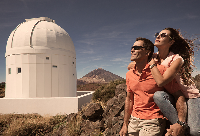Una pareja pasea por el Observatorio de El Teide | DA