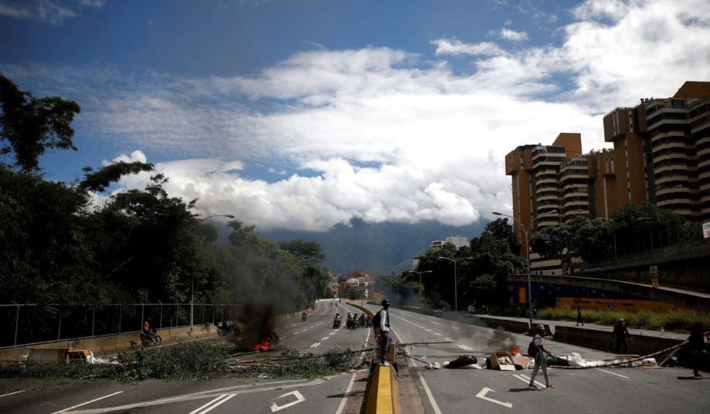 Sólo las motocicletas y los peatones han podido atravesar los bloqueos. EL ESPAÑOL