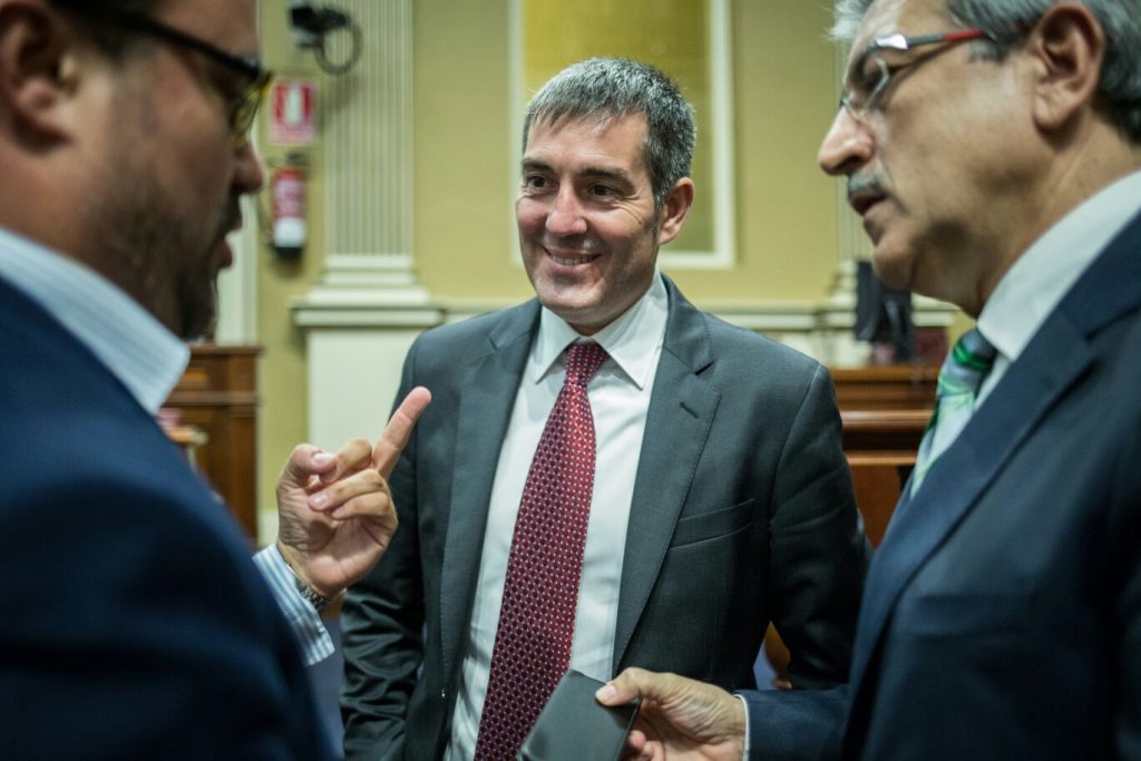Asier Antona (PP), Fernando Clavijo (CC) y Román Rodríguez (NC) en el Parlamento de Canarias | Andrés Gutiérrez