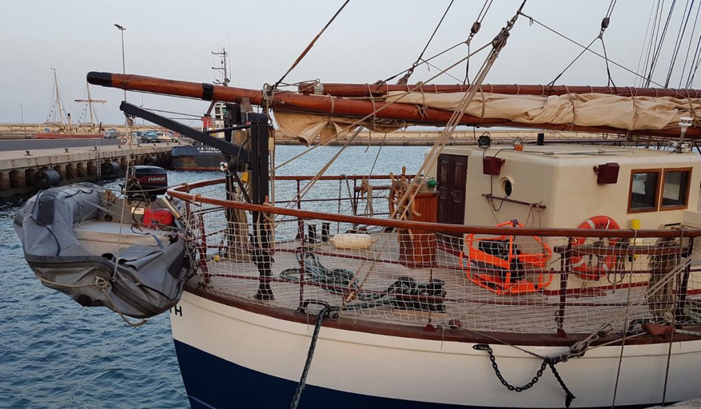 El navío inglés, tras su llegada ayer al puerto de Santa Cruz de Tenerife. L@s Jardiner@s