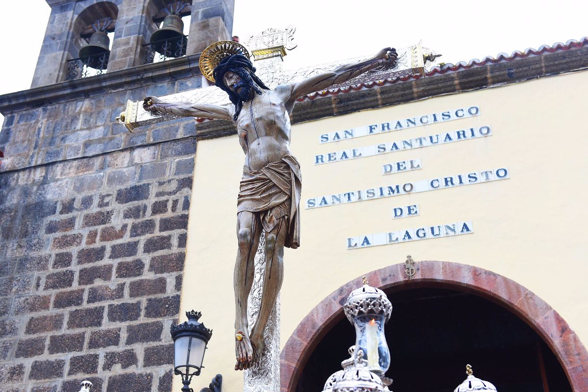 Distintos momentos del traslado efectuado ayer de la imagen del Santísimo Cristo de La Laguna a su ubicación provisional en la Iglesia de Nuestra Señora de Los Dolores, debido al inicio de los trabajos de restauración en el templo de San Francisco. Sergio Méndez