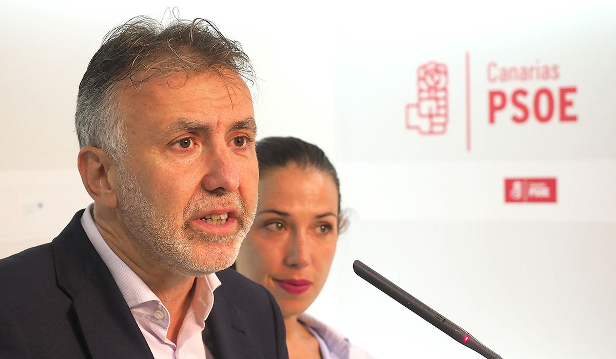 Ángel Víctor Torres, con Patricia Hernández a su lado, en la rueda de prensa del domingo, tras conocerse los resultados de las primarias. Sergio Méndez