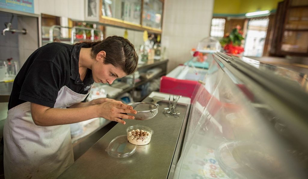 Los nuevos pasteleros ofrecen postres caseros en Flor de Tartas. Andrés Gutiérrez