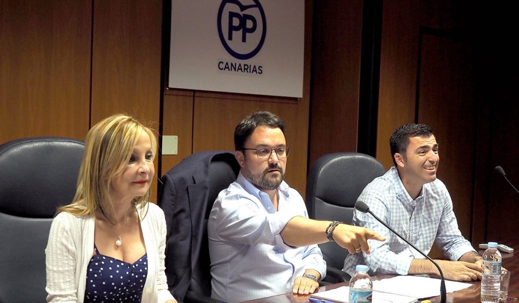 Asier Antona, flanqueado por Australia Navarro y Manuel Domínguez, el lunes, en la reunión del Comité Ejecutivo Regional del PP. Sergio Méndez