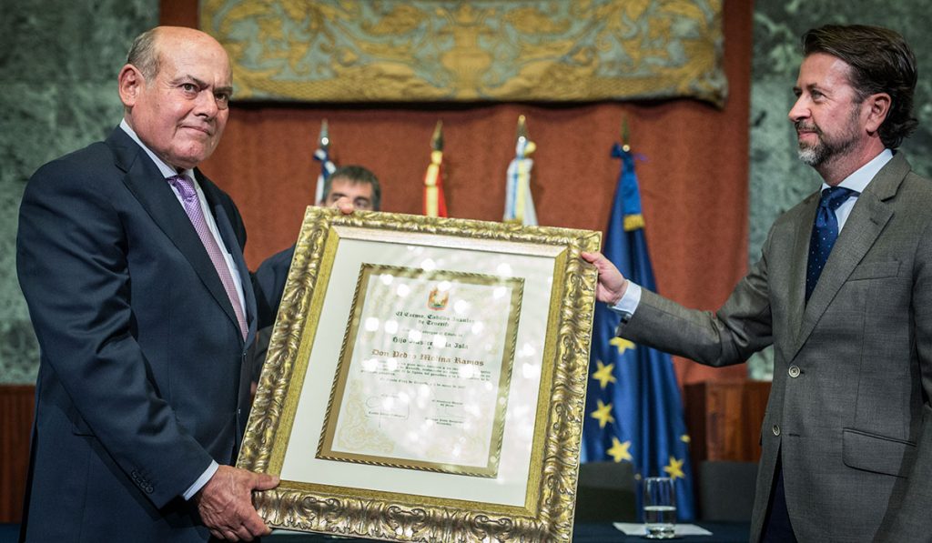Pedro Molina recibió el titulo de manos del presidente del Cabildo, Carlos Alonso. Andrés Gutiérrez