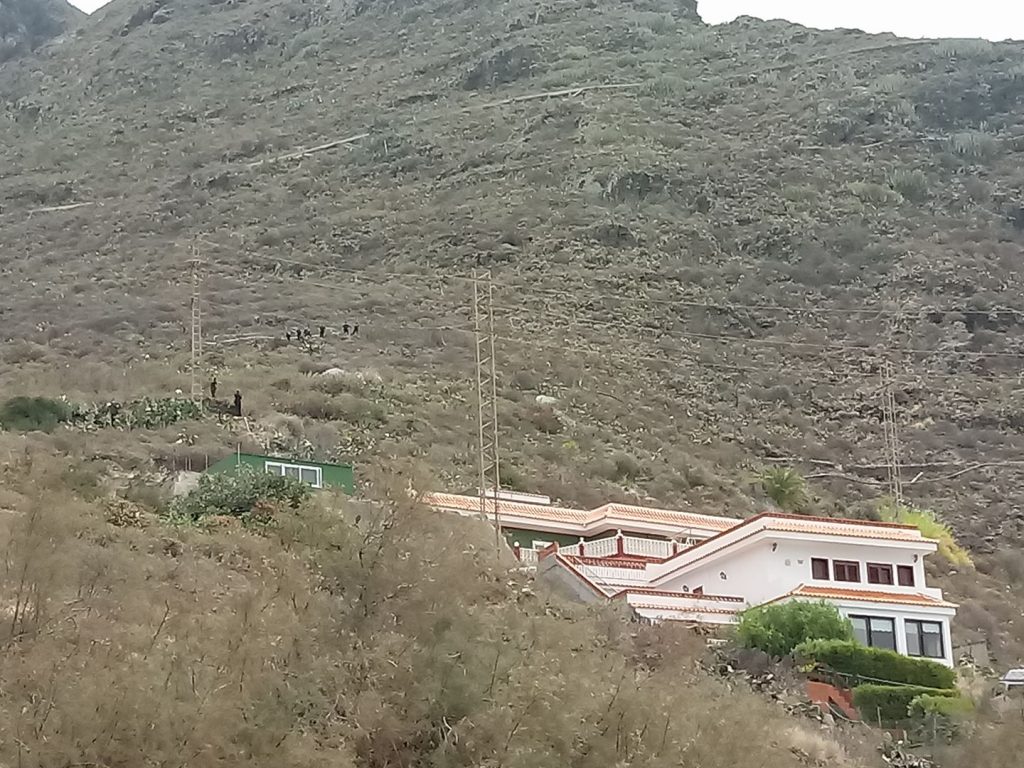 Imagen de los agentes de policía accediendo al lugar donde se ha encontrado el cadáver | FACEBOOK