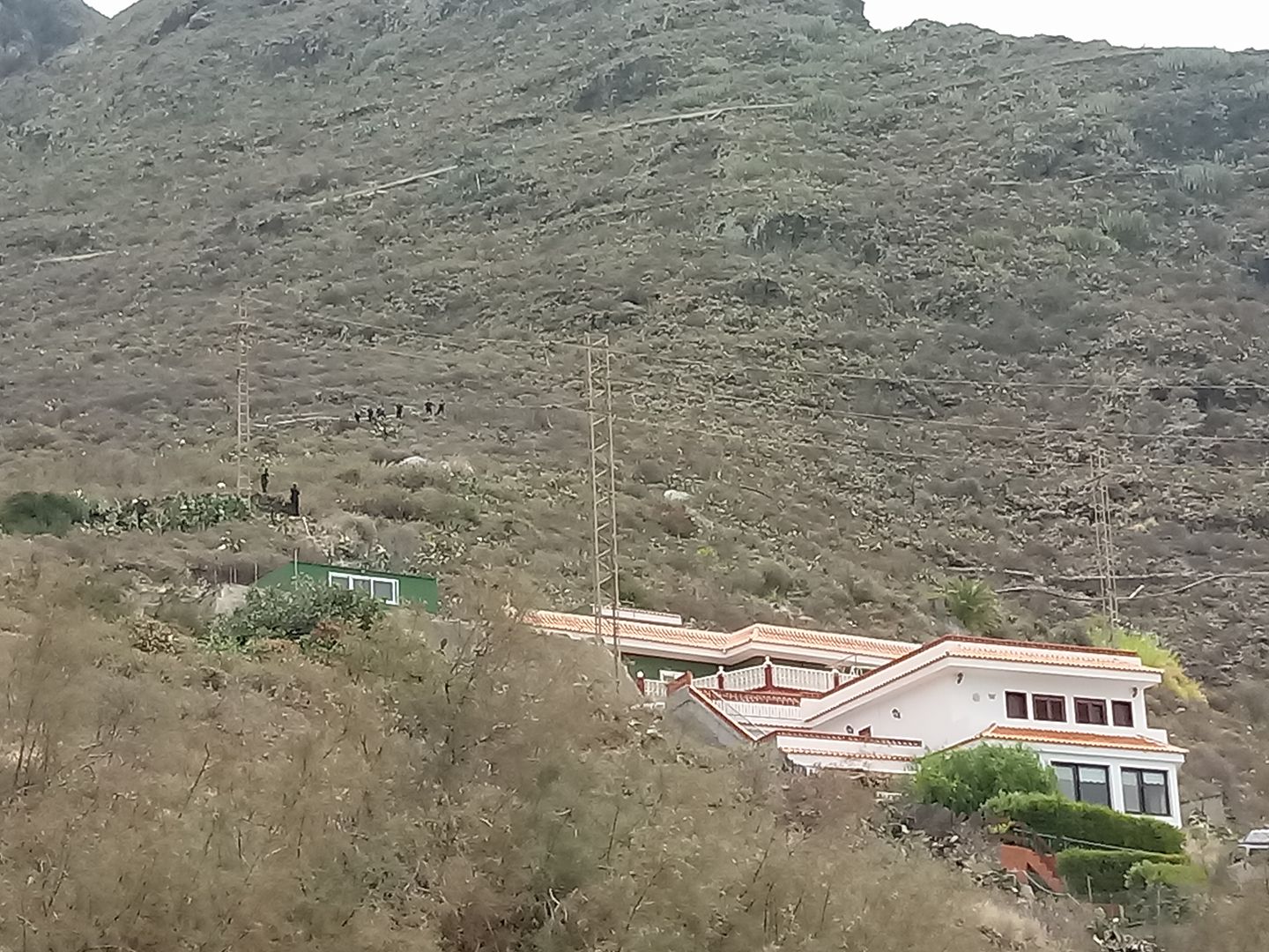 Imagen de los agentes de policía accediendo al lugar donde se ha encontrado el cadáver | FACEBOOK