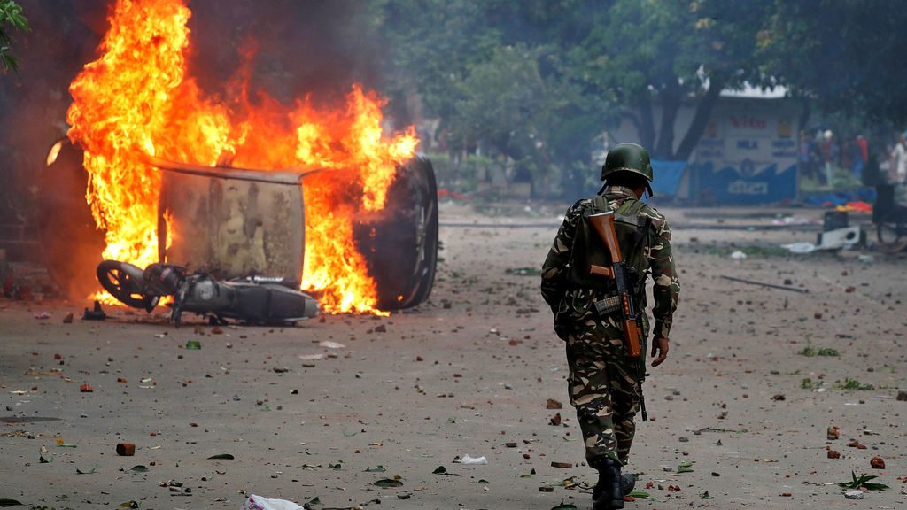Un vehículo arde por los disturbios en Panchkula | El Español