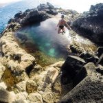 Víctor Méndez Delgado salta con ganas a un charco en la costa de Tenerife | Instagram (victormendezdelgado)