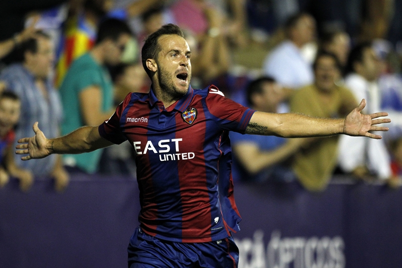 El futbolista nacido en Castellón de la Plana celebra el tanto logrado la pasada temporada, cuando vestía la camiseta del Levante, al Sevilla Atlético en el estadio Ciudad de Valencia. DA