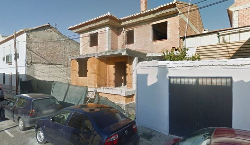 Vivienda en obras de la calle Horno de Granada en la que ha sido encontrada la menor. El Español