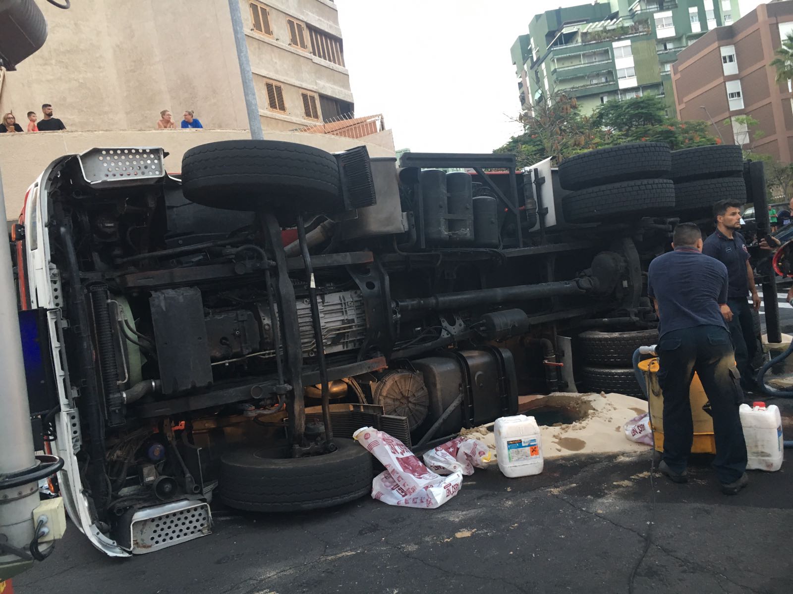 Un camión de bomberos vuelca en Tomé Cano | Fran Pallero