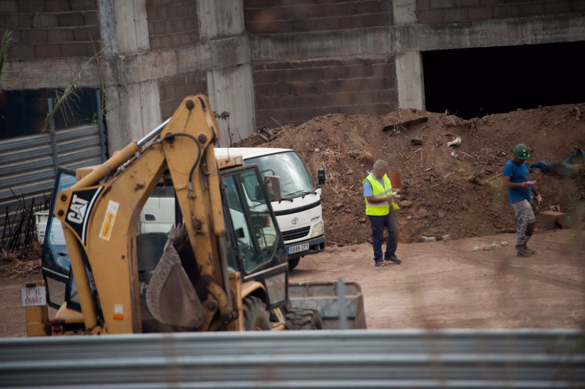 Los primeros operarios se encargaron ayer de depositar en el lugar el material necesario para el inicio de la construcción del vallado que protegerá el perímetro de desarrollo de la obra. F. P.