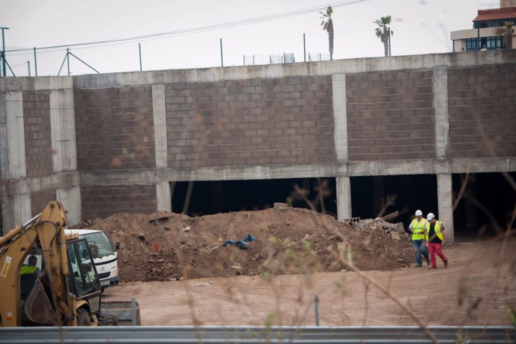Los primeros operarios se encargaron ayer de depositar en el lugar el material necesario para el inicio de la construcción del vallado que protegerá el perímetro de desarrollo de la obra. F. P.