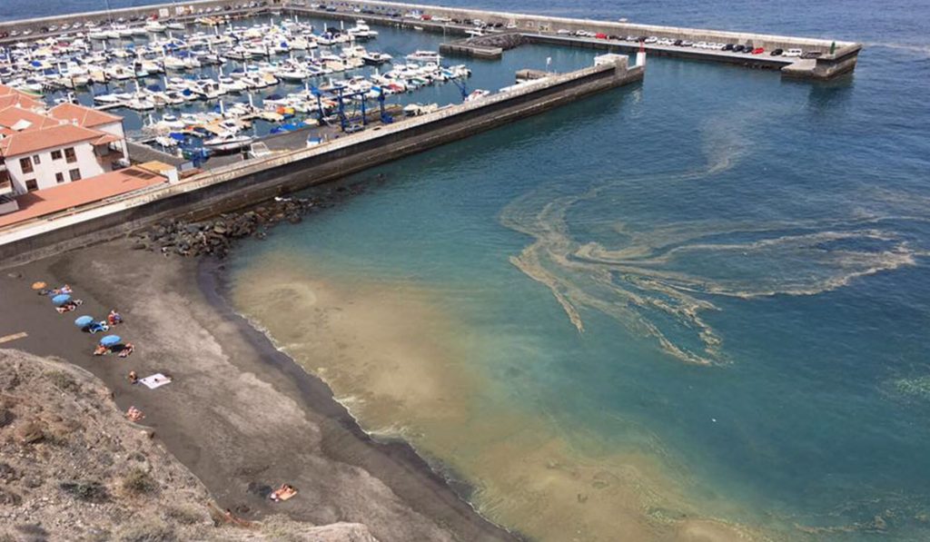 Manchas de cianobacterias en la costa de Santiago del Teide, en una imagen captada a finales de julio. DA