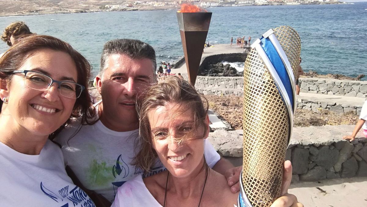 La alcaldesa, Elena Fumero (izq.), en la salida; al fondo, el pebetero. DA
