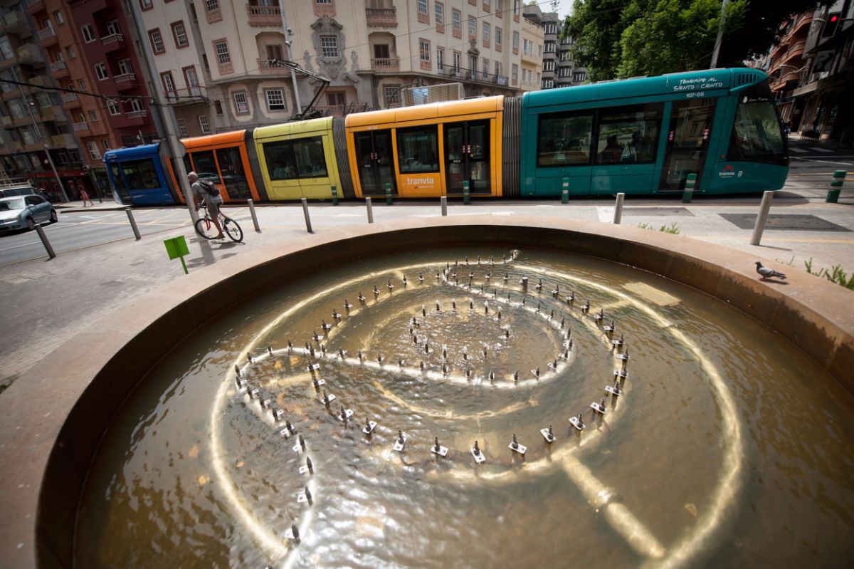 Esta es la actual fuente de la plaza de La Paz; antes existía otra que fue retirada para hacer las obras del tranvía y nunca más se supo de ella. Fran Pallero
