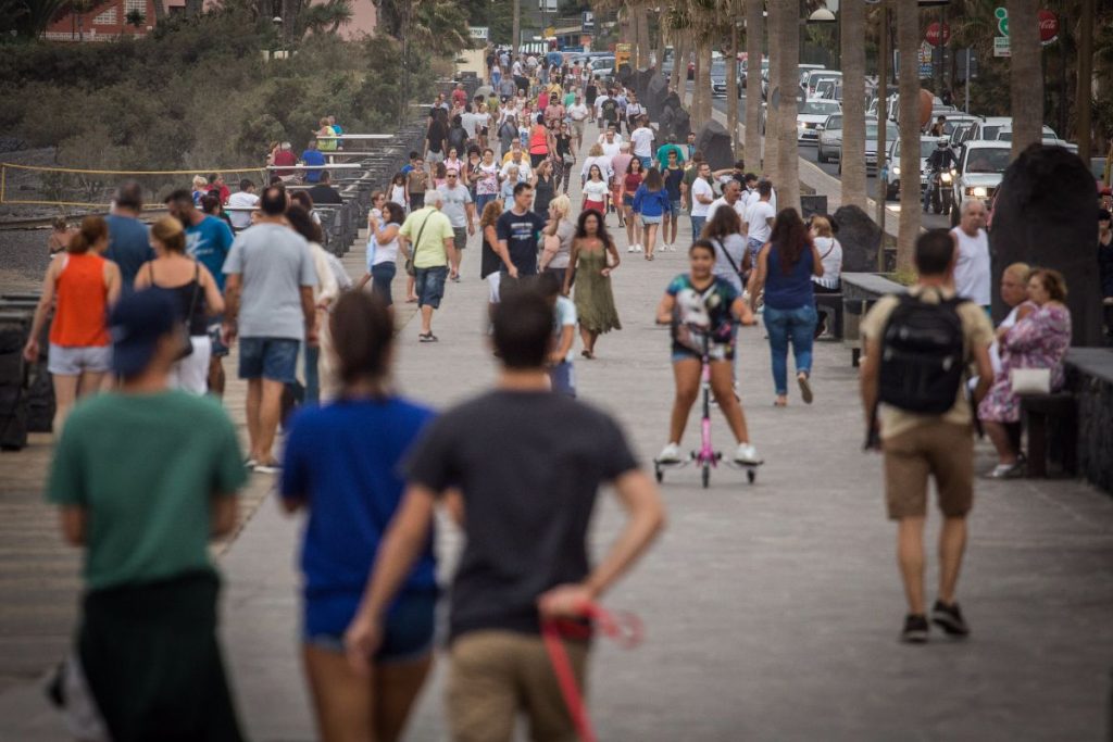 Tras la celebración de las Fiestas de Candelaria, el municipio recupera su latido veraniego habitual; en la imagen, el paseo de Punta Larga, ayer. Andrés Gutiérrez