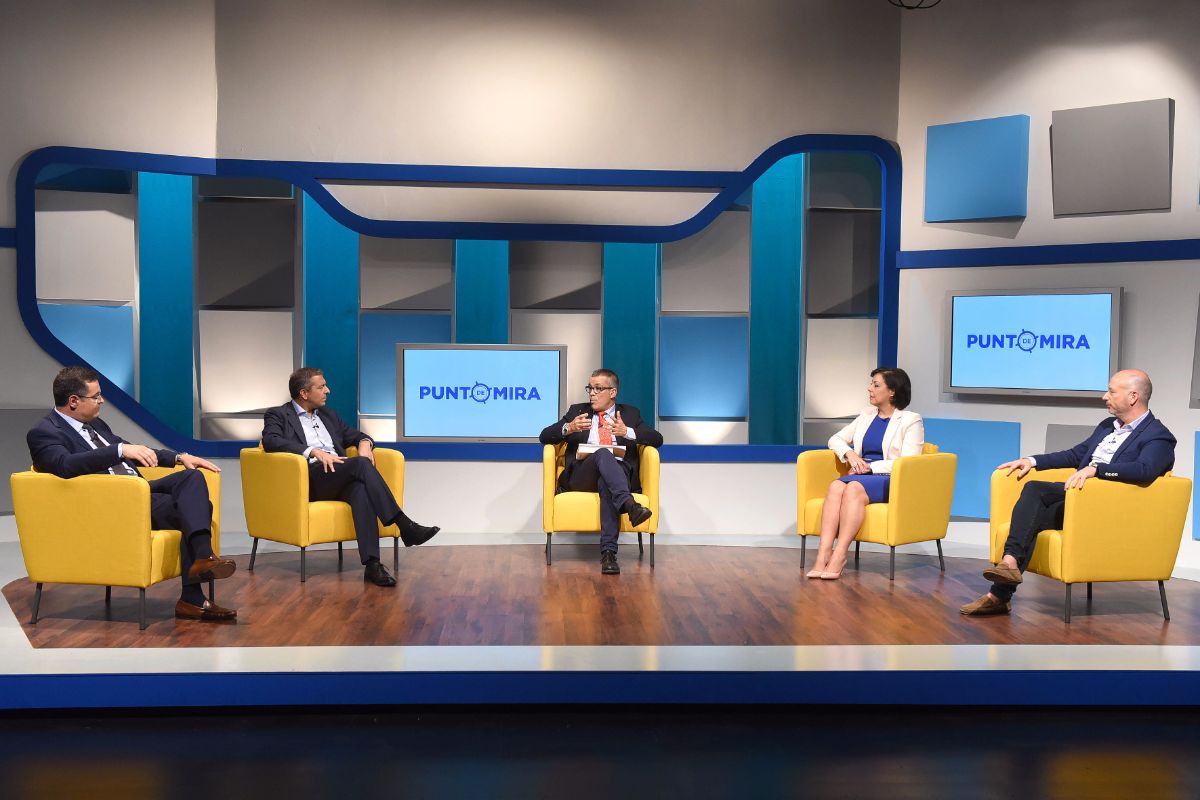 Imagen de los cuatro empresarios que participan en el debate junto con el periodista Antonio Salazar. Reportaje fotográfico: Sergio Méndez