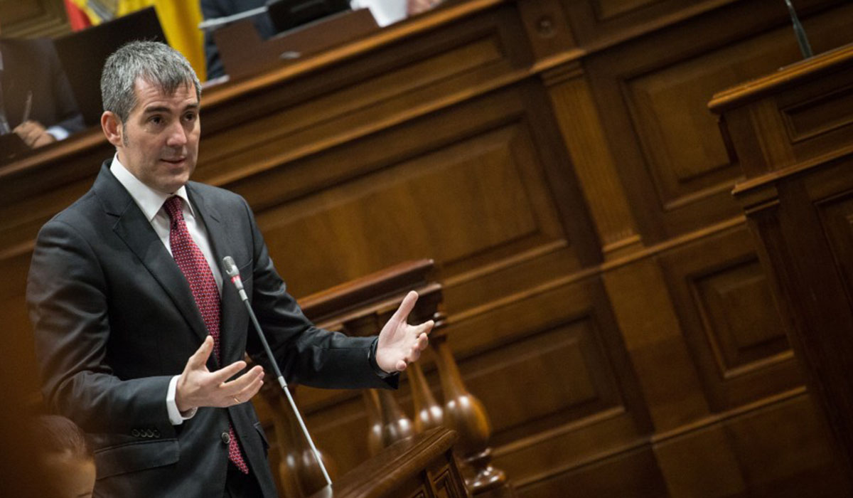 El presidente del Gobierno de Canarias, Fernando Clavijo, en el Parlamento de Canarias. / ANDRÉS GUTIÉRREZ