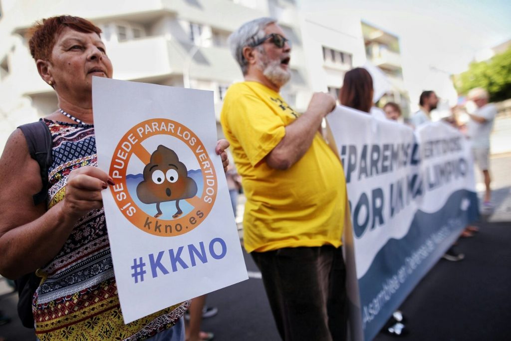 Manifestación en Santa Cruz contra el Gobierno de Canarias en protesta por los vertidos de aguas residuales en aguas del Archipiélago | Andrés Gutiérrez
