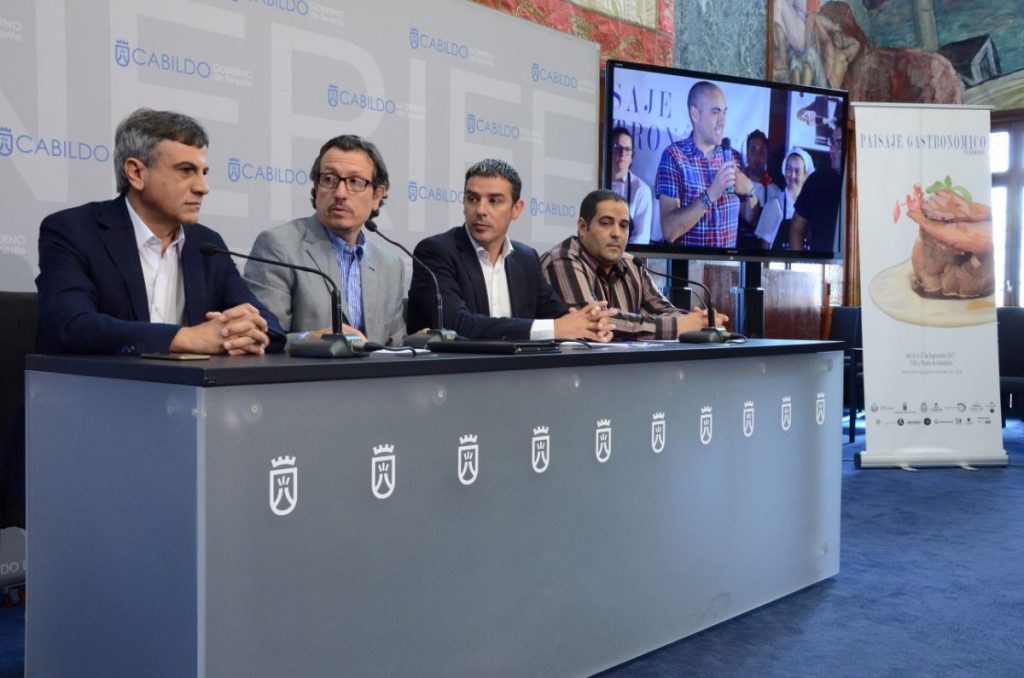 El alcalde de Garachico, José Heriberto González, el vicepresidente y consejero de Agricultura, Ganadería y Pesca del Cabildo de Tenerife, Jesús Morales, el consejero de Agricultura del Gobierno de Canarias, Narvay Quintero y el chef ejecutivo del restaurante Las Cucharitas Gourmet de Garachico, Julio Velázquez | DA