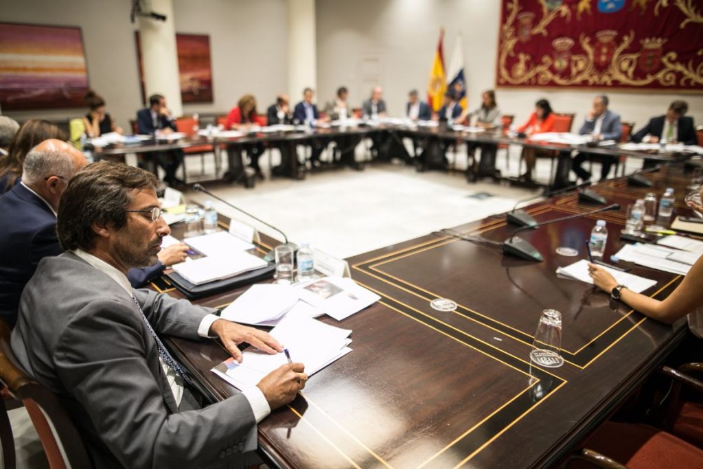 En primer plano, el presidente de la corporación insular de Lanzarote, Pedro San Ginés, en la Comisión de Cabildos del Parlamento de Canarias. Andrés Gutiérrez
