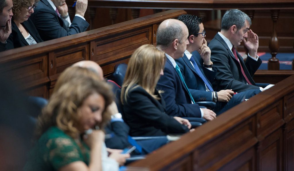 La oposición quiere evidenciar que el “debilitado” Gobierno de Fernando Clavijo está en minoría. Fran Pallero