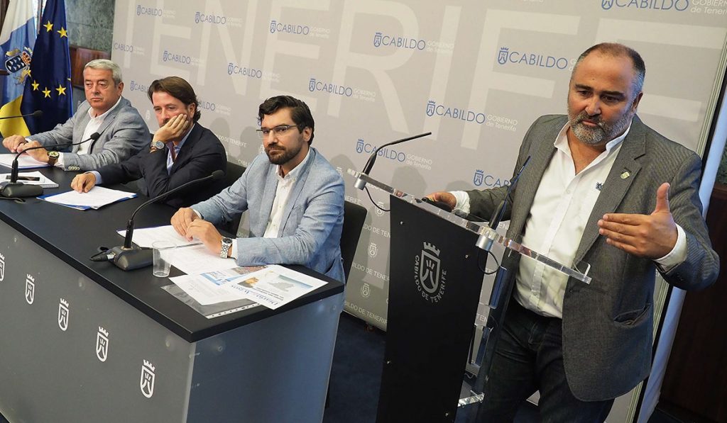 El vicepresidente Aurelio Abreu, el presidente, Carlos Alonso, el consejero de Aguas, Manuel Martínez, y el alcalde de El Rosario, Escolástico Gil. S. M.
