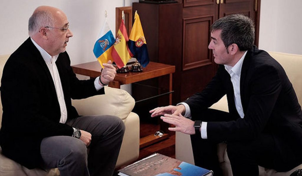 Antonio Morales y Fernando Clavijo departen durante una reunión celebrada en sede oficial. DA