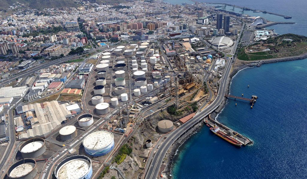 Panorámica de Santa Cruz de Tenerife, con las instalaciones de la Refinería en primer término. M. P.