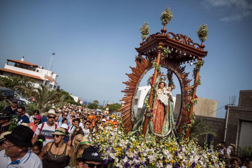 La imagen salió de la ermita de El Socorro arropada por un gentío que dio muestras de un gran fervor. Fotos: Andrés Gutiérrez