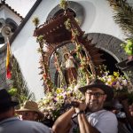 La imagen salió de la ermita de El Socorro arropada por un gentío que dio muestras de un gran fervor. Fotos: Andrés Gutiérrez