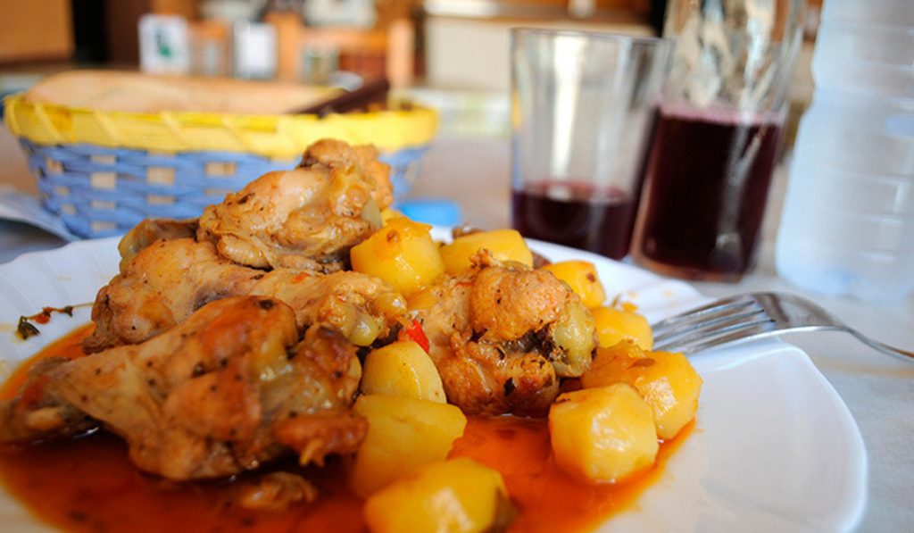 El vino de elaboración propia y unos pocos platos de cocina casera son la base esencial del auténtico guachinche. M. P.
