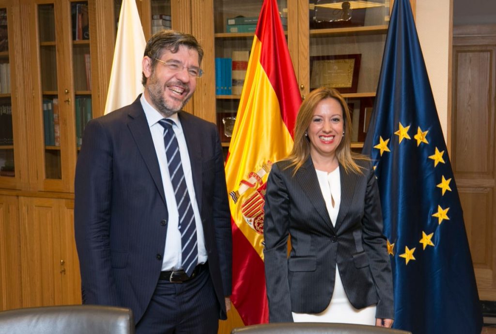 El secretario de Estado de Presupuestos, Álvaro Nadal, junto a la consejera canaria de Hacienda, Rosa Dávila. DA
