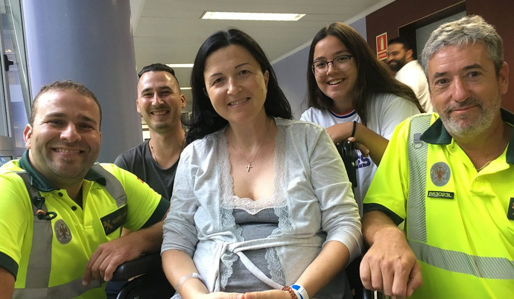 En el centro, la feliz madre, Oxana; detrás de ella, su marido y padre de Sofía, Pavel, y la hija de ella, Catherine; a los lados, los guardias civiles Christian Chinea (i) y Javier Merideño. Fran Pallero