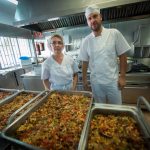 Parte del equipo de cocina del centro escolar. F. P: