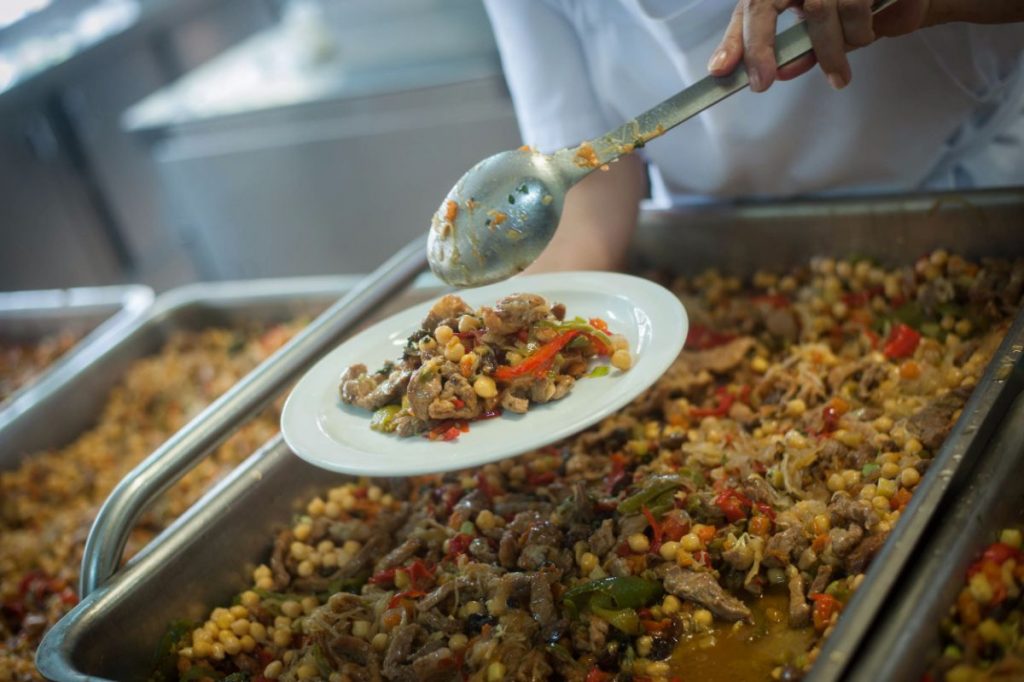El cuscús es uno de los platos internacionales que se elaboran en las cocinas del CEIP San Luis Gonzaga. Fran Pallero