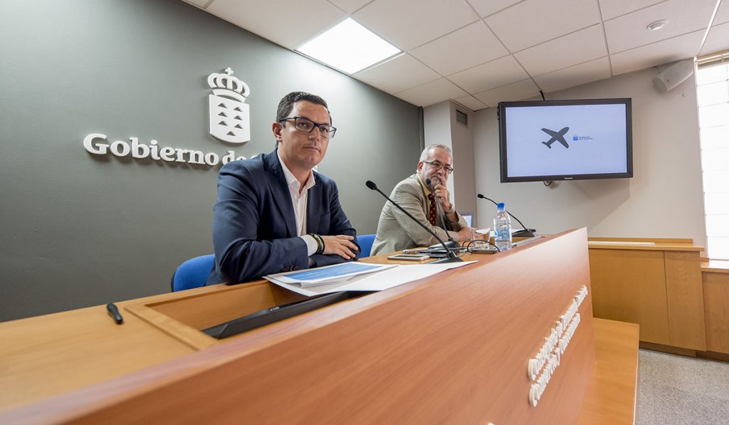 El vicepresidente del Gobierno de Canarias, Pablo Rodríguez, comparece junto al autor del informe sobre el abaratamiento de los vuelos con la Península, Germán Blanco. DA