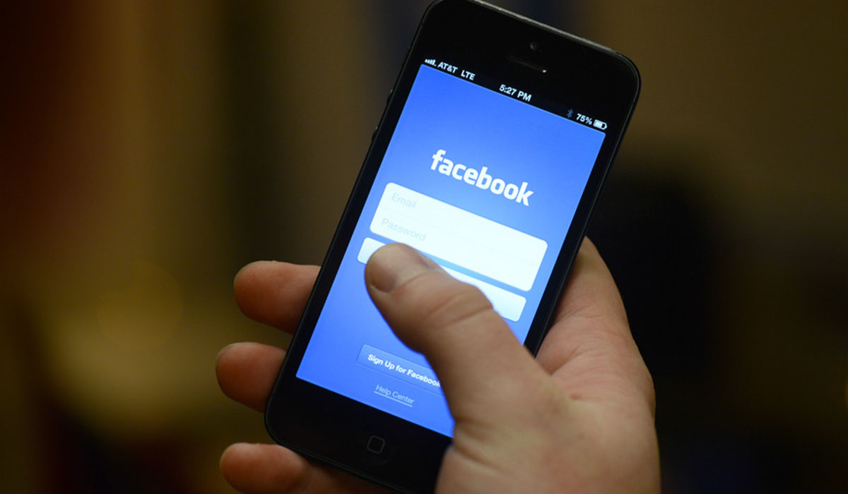 El servicio de traducción automática de Facebook tradujo 'Buenos días' como 'Atacadles'. DA