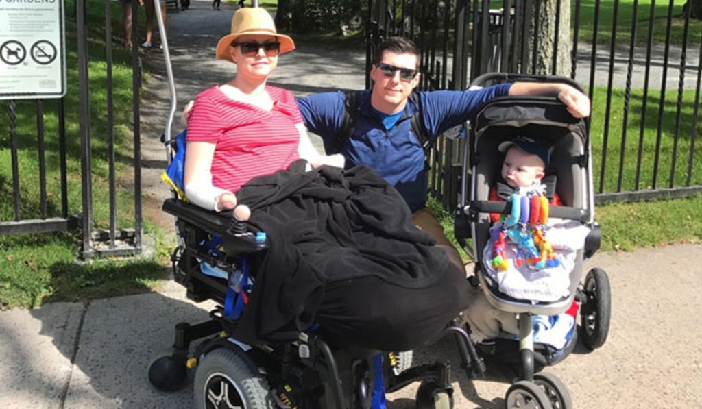 Lindsey Hubley junto a su familia. METRO