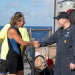 El comandante del Ashland recibe a bordo a Jennifer Appel, una de las marineras rescatadas | Foto: Jonathan Clay/U.S. Navy