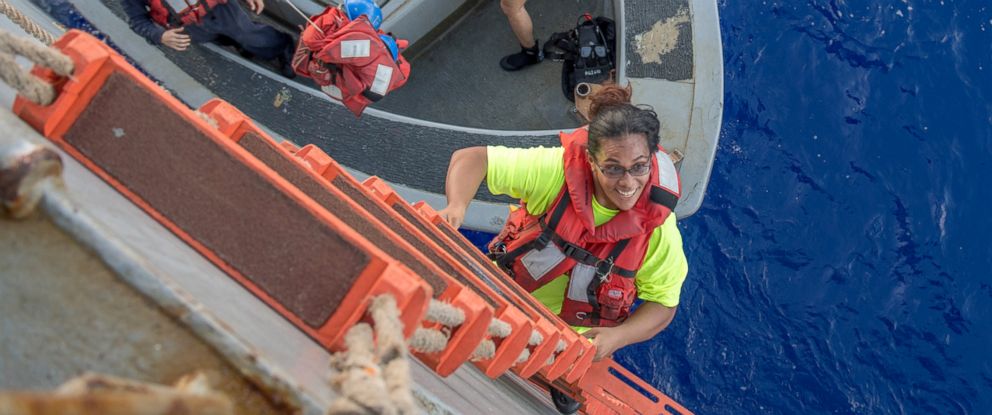Tasha Fuiaba, el marinero rescatado sube a bordo del Ashland | Foto: Jonathan Clay/U.S. Navy