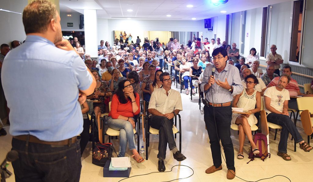 Un vecino, planteando una de las dudas al alcalde, ayer, en la asamblea de Valle de Guerra. Sergio Méndez