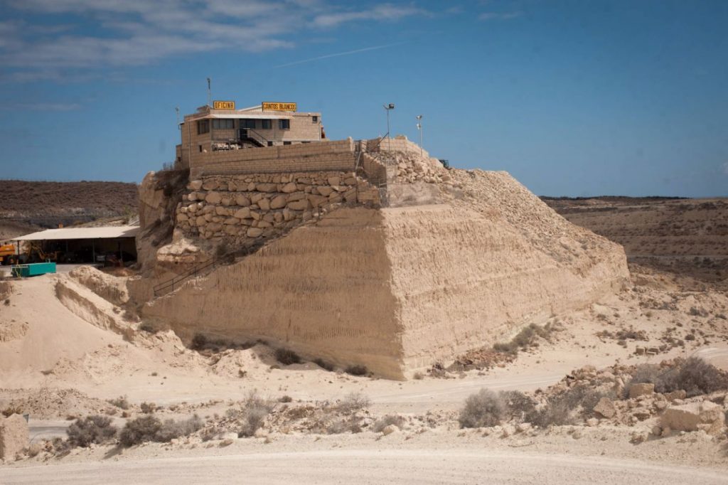 La sede administrativa y de exposición de Cantos Blancos se encuentra en lo alto de una montaña ya horadada, en medio de los terrenos del antiguo PIRS, en Arico. Fran Pallero