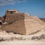 La sede administrativa y de exposición de Cantos Blancos se encuentra en lo alto de una montaña ya horadada, en medio de los terrenos del antiguo PIRS, en Arico. Fran Pallero