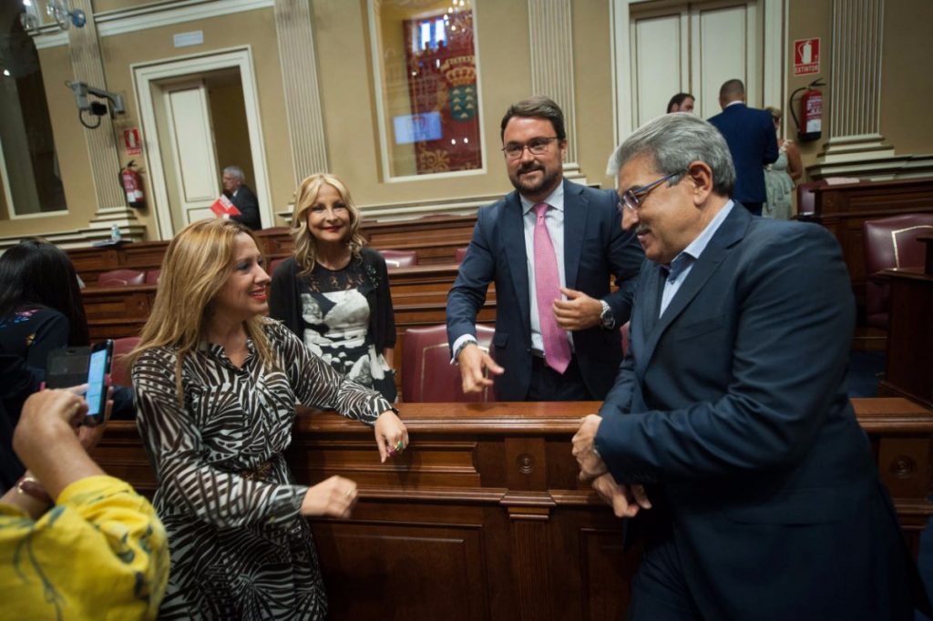 La consejera de Hacienda, Rosa Dávila, en un corrillo con Australia Navarro, Asier Antona y Román Rodríguez. Fran Pallero