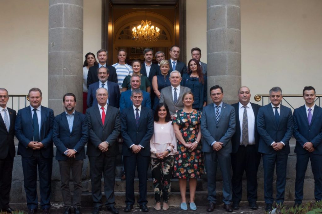 Foto de familia del grupo de trabajo de Movimientos Migratorios y Derechos Humanos. Menores Extranjeros no Acompañados, en el patio del Parlamento canario. Fran Pallero