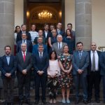Foto de familia del grupo de trabajo de Movimientos Migratorios y Derechos Humanos. Menores Extranjeros no Acompañados, en el patio del Parlamento canario. Fran Pallero